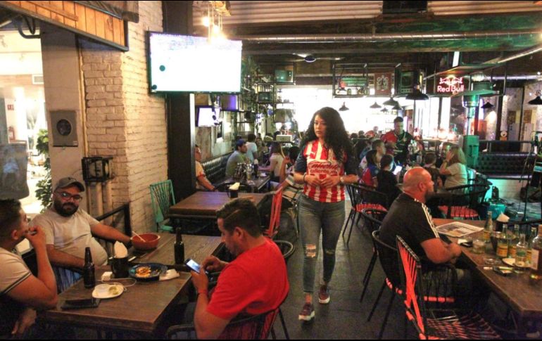 El Clásico Tapatío se respira dentro y fuera de los bares, pero la rivalidad se queda en la cancha. EL INFORMADOR / A. Camacho