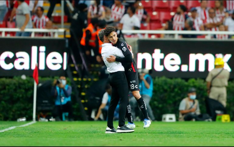 Diego Cocca celebra con Jeremy Márquez. 