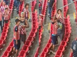 Dicho video fue compartido por un usuario de Twitter, haciendo petición a la directiva del Guadalajara prestar atención a lo que sucedió, ya que no puede pasar esto en ningún inmueble de futbol. ESPECIAL