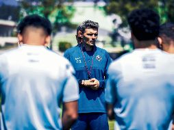 Fernando Ortiz. El entrenador interino levantó el vuelo de las Águilas en el actual torneo. TWITTER/@clubamerica