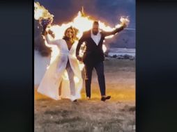 En las imágenes se muestra a los novios caminando tranquilamente sobre el centro del jardín, donde se lleva a cabo su boda; posteriormente, el vestido de novia y el traje del hombre se empiezan a incendiar. TIKTOK / @ambyrbambyr_xo