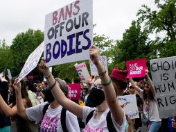 En la multitud, los manifestantes sostenían carteles rosa que decían 