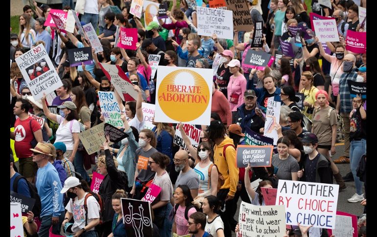 En la multitud, los manifestantes sostenían carteles rosa que decían 