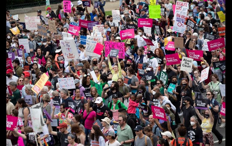 En la multitud, los manifestantes sostenían carteles rosa que decían 