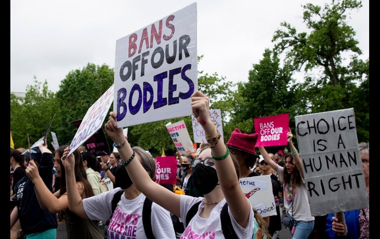 En la multitud, los manifestantes sostenían carteles rosa que decían 