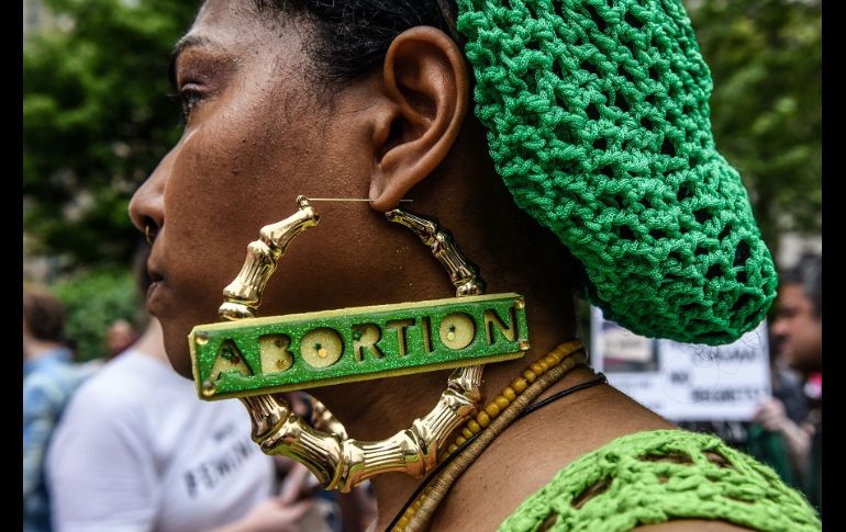 En la multitud, los manifestantes sostenían carteles rosa que decían 