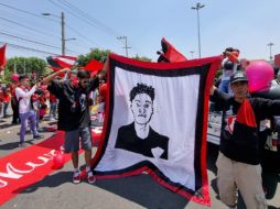 Un grupo de aficionados a los Zorros se reunió para salir juntos con rumbo al inmueble, y entre sus cánticos y banderas destacó una con el rostro de su nuevo ídolo. EL INFORMADOR/D. REOS