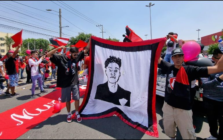 Un grupo de aficionados a los Zorros se reunió para salir juntos con rumbo al inmueble, y entre sus cánticos y banderas destacó una con el rostro de su nuevo ídolo. EL INFORMADOR/D. REOS