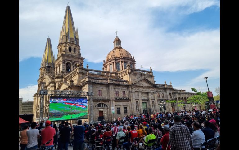 Cientos de personas de todas las edades acudieron a la Plaza de Armas para ver el Clásico Tapatío y apoyar a su equipo. EL INFORMADOR / E. Granados