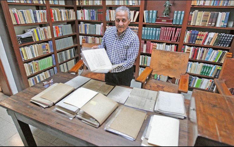 El doctor en Derecho destacó el laborioso trabajo que implicó catalogar cada uno de los documentos que donará a Italia. EL INFORMADOR/ A. Camacho
