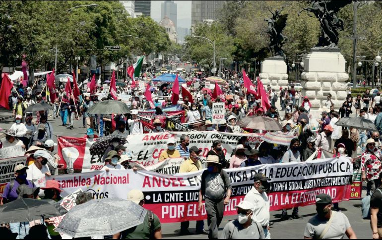 Integrantes de la CNTE y de otras organizaciones marcharon ayer 15 de mayo para pedir mejoras salariales, en el marco del Día del maestro. EL UNIVERSAL