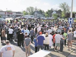 Cientos de personas se reunieron en el lugar del ataque en apoyo a las víctimas. AFP