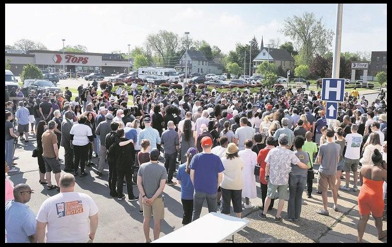 Cientos de personas se reunieron en el lugar del ataque en apoyo a las víctimas. AFP