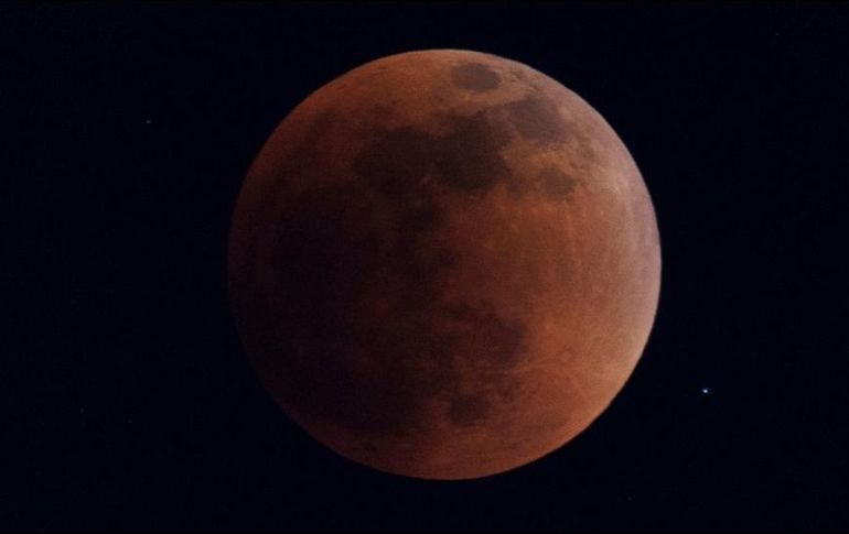 Este fin de semana la Luna se tiñó de rojo. REUTERS