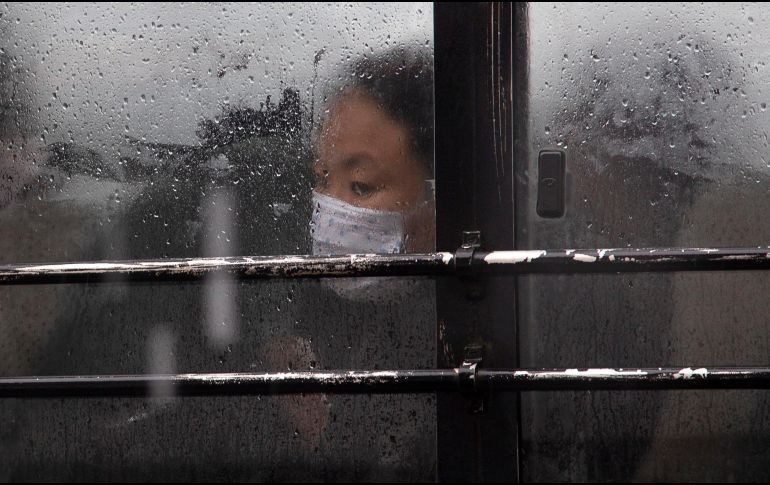 Las autoridades locales recomiendan el uso de cubrebocas en todos los sitios interiores públicos como el metro y el resto del sistema de transporte público neoyorquino. AP / Y. Arthur