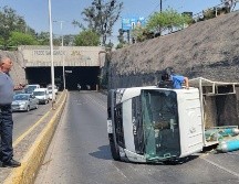 Cierran Av. Lázaro Cárdenas por volcadura de camión con tanques de oxígeno