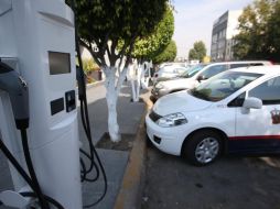 Los carros eléctricos se han convertido en una medida viable para generar menos contaminación, sin embargo, los estudios sobre su fabricación continúan. EL INFORMADOR/ ARCHIVO