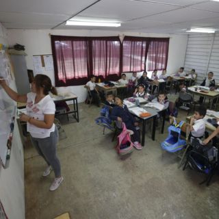 Aumento salarial a maestros será retroactivo; así puedes calcularlo