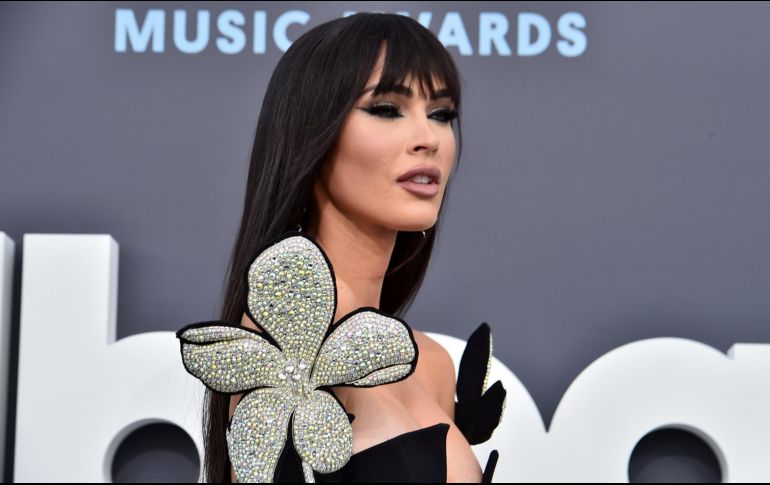 Además la actriz lucio un impecable maquillaje en negro, un labial en tono palo de rosa y un fleco con cabello liso. AP / ARCHIVO