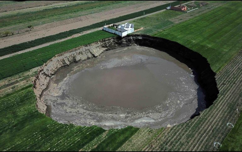 El socavón crecía y al mismo tiempo se reducían las esperanzas de la familia por salvar su casa, por lo que solo les dio tiempo de rescatar algunas pertenencias personales. SUN / ARCHIVO