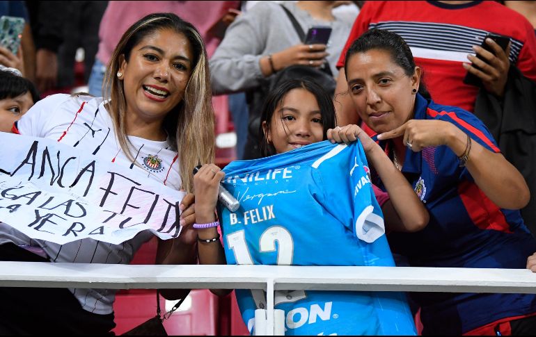 Al final, el guardia no pudo impedir que la aficionada rojiblanca se marchara feliz con la playera de su ídola. IMAGO7