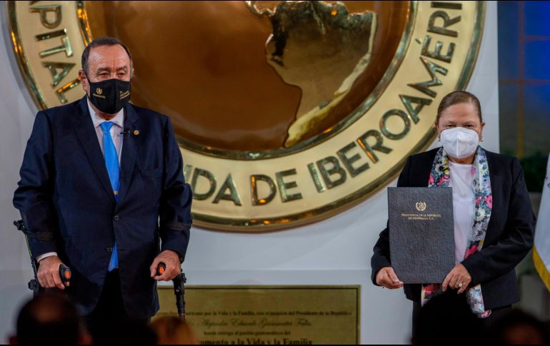 Los comentarios del Departamento de Estado sobre la fiscal Consuelo Porras (d) no fueron bien recibidos por Giammattei. AP/M. Castillo