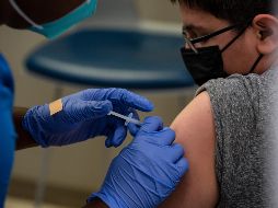 Un grupo de expertos convocado por la OMS afirma que puede ser beneficioso aplicar una segunda dosis de refuerzo de la vacuna contra el COVID-19 a las personas más vulnerables. INFORMADOR/ARCHIVO