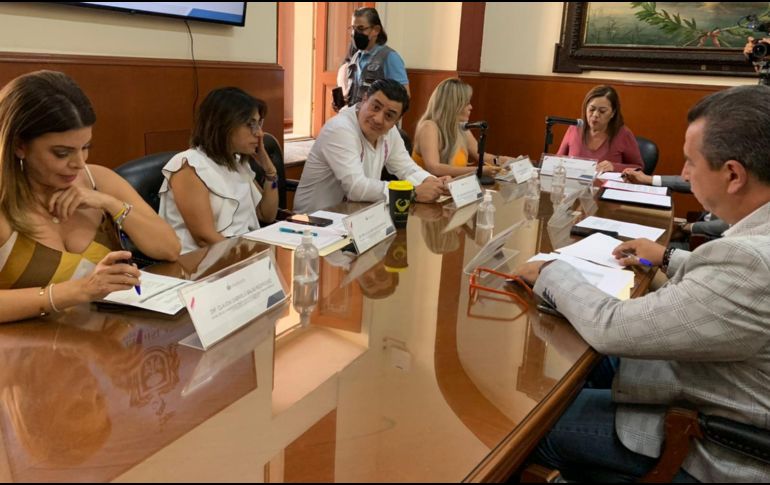 Las aspirantes deberán aprobar un examen de conocimientos con un mínimo de 80 sobre 100 y cumplir con los requisitos de elegibilidad que establece la Ley de Transparencia. ESPECIAL