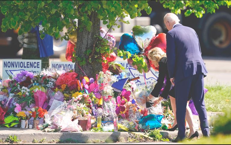 Biden deja una ofrenda en el sitio de la matanza en Buffalo. Muchos estadounidenses están convencidos que el Partido Demócrata alienta la inmigración con fines electorales. AP/M. Rourke