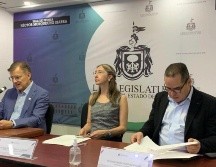El regidor de Guadalajara, Tonatiuh Bravo Padilla (izq), los diputados Mara Robles (cen) y Enrique Velázquez (der) ofrecieron una conferencia de prensa hoy. ESPECIAL /
