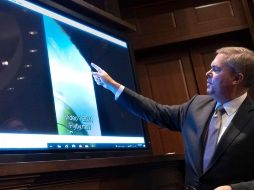 Scott Bray muestra un UAP captado desde un avión militar. GETTY IMAGES