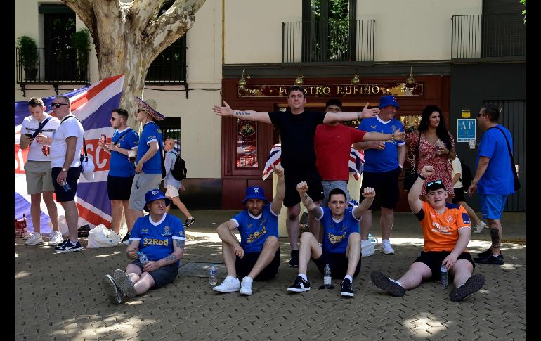 Aficionados del Rangers celebran la final en  calles cercanas al Estadio Ramón Sánchez Pizjuán en Sevilla, España. AFP / J. Soriano