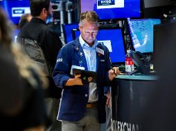 Al final de la jornada, todos los sectores estaban en rojo y los que sufrieron más pérdidas fueron el de bienes no esenciales, bienes esenciales y el tecnológico. AP/C. Crow