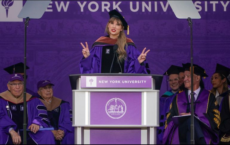 La cantautora, productora y directora dijo que comenzó su carrera musical a los 15 años, recorriendo diferentes estaciones de radio de todo el país. AP / S. Wenig