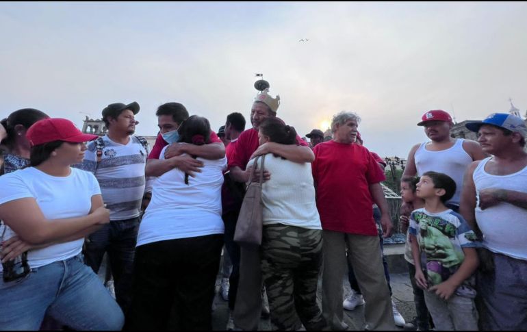 Los pepenadores detenidos fueron recibidos por sus compañeros con abrazos y muestras de apoyo. ESPECIAL