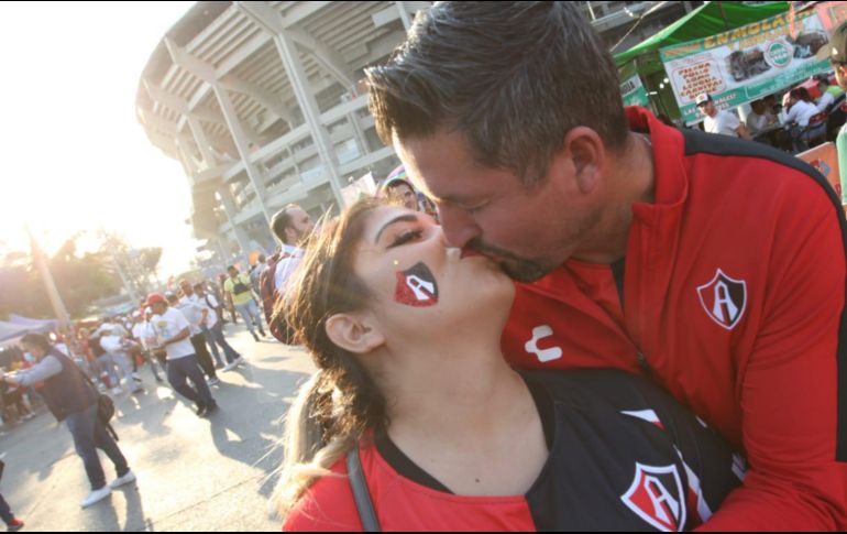 Cinthia y Rubén se casaron en octubre y vieron ganar al Atlas ya como marido y mujer. EL INFORMADOR/ A. CAMACHO