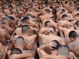 Decenas de familiares de detenidos hacen fila afuera de “La Esperanza”. EL INFORMADOR/ Archivo