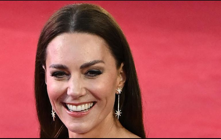 Kate Middleton, duquesa de Cambridge, se decantó, para este momento especial, por un espectacular vestido color negro del diseñador Ronald Mouret. AFP / J. Tallis