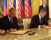 En 2002, el presidente Vladímir Putin y George Bush firmaron en Moscú el tratado de Reducciones de Ofensivas Estratégicas entre Rusia y Estados Unidos. TWITTER/ @masvaletarde913