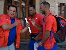 Javier Zamora, coordinador de Boxeo del Instituto del Deporte de Aguascalientes, al lado de Arlen López, campeón en Tokio 2020, y Lázaro Álvarez, medallista de bronce en los mismos juegos. AFP/A. Estrella