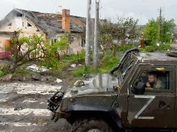 Un vehículo militar ruso patrulla por las calles de la ciudad de Mariúpol, que luce prácticamente desierta. AFP