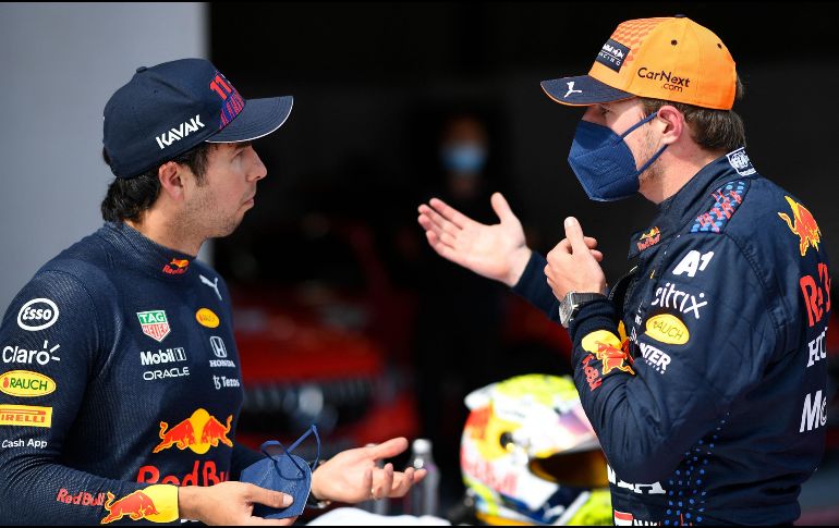 Si hay algo que ha marcado la estancia de Pérez con Red Bull es la buena relación que existe entre él y Verstappen. AFP / ARCHIVO