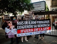 Manifestantes afuera de las oficinas de la SEP, delegación Jalisco. EL INFORMADOR / G. Gallo