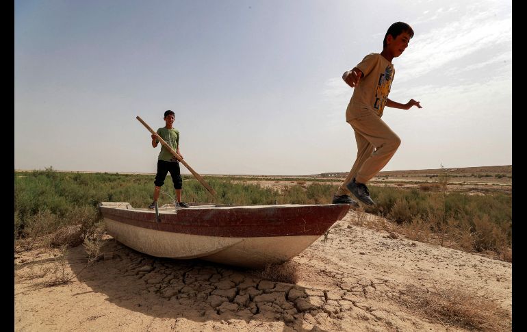 En el perímetro del lago, sólo quedan unos pocos pantanos y el resto es tierra seca y agrietada. AFP/A. Al-Rubaye