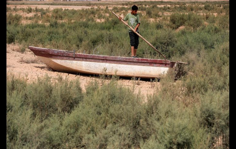 En el perímetro del lago, sólo quedan unos pocos pantanos y el resto es tierra seca y agrietada. AFP/A. Al-Rubaye