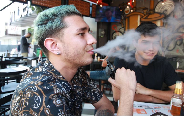 El experto señala que los vapeadores se han puesto de moda sobre todo entre los jóvenes. EL INFORMADOR/ ARCHIVO