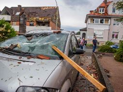 La tempestad ocasionó innumerables destrozos en el oeste de Alemania, desprendiendo techumbres y arrancando árboles. AP/L. Mirgeler