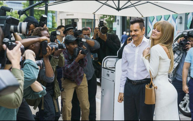 Eugenio Derbez y Samara Weaving, en una escena de la cinta 