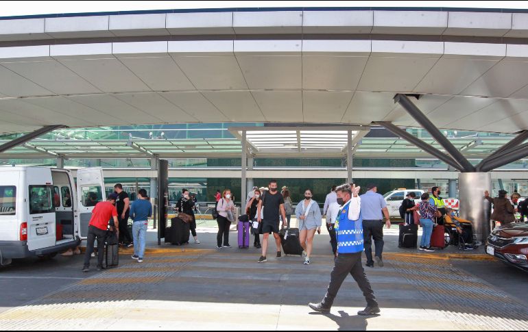 Acudieron 50 bomberos para abordar el incendio y hay 15 camiones de bomberos. EL INFORMADOR/ Archivo