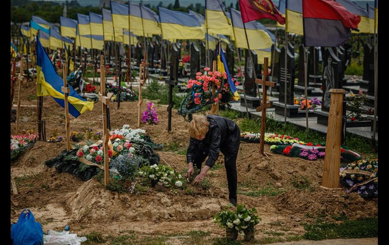 Una cruz de madera con el nombre del difunto quedará como testimonio en la tumba. AFP/D. Dilkoff